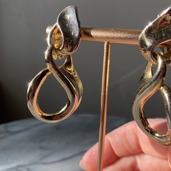 Vintage Gold tone earrings clip on - Picture 2 of 4